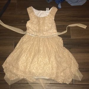 I’m selling a lightly used fashionable dress